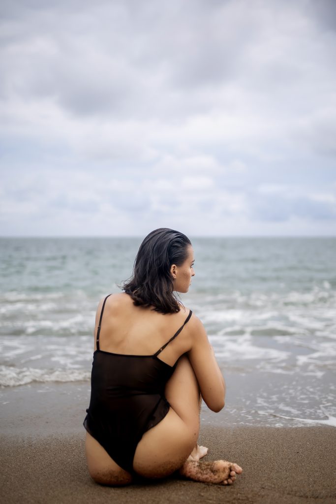 femme seule pensive devant la mère, elle se cherche et aimerait retrouver sa joie et son énergie