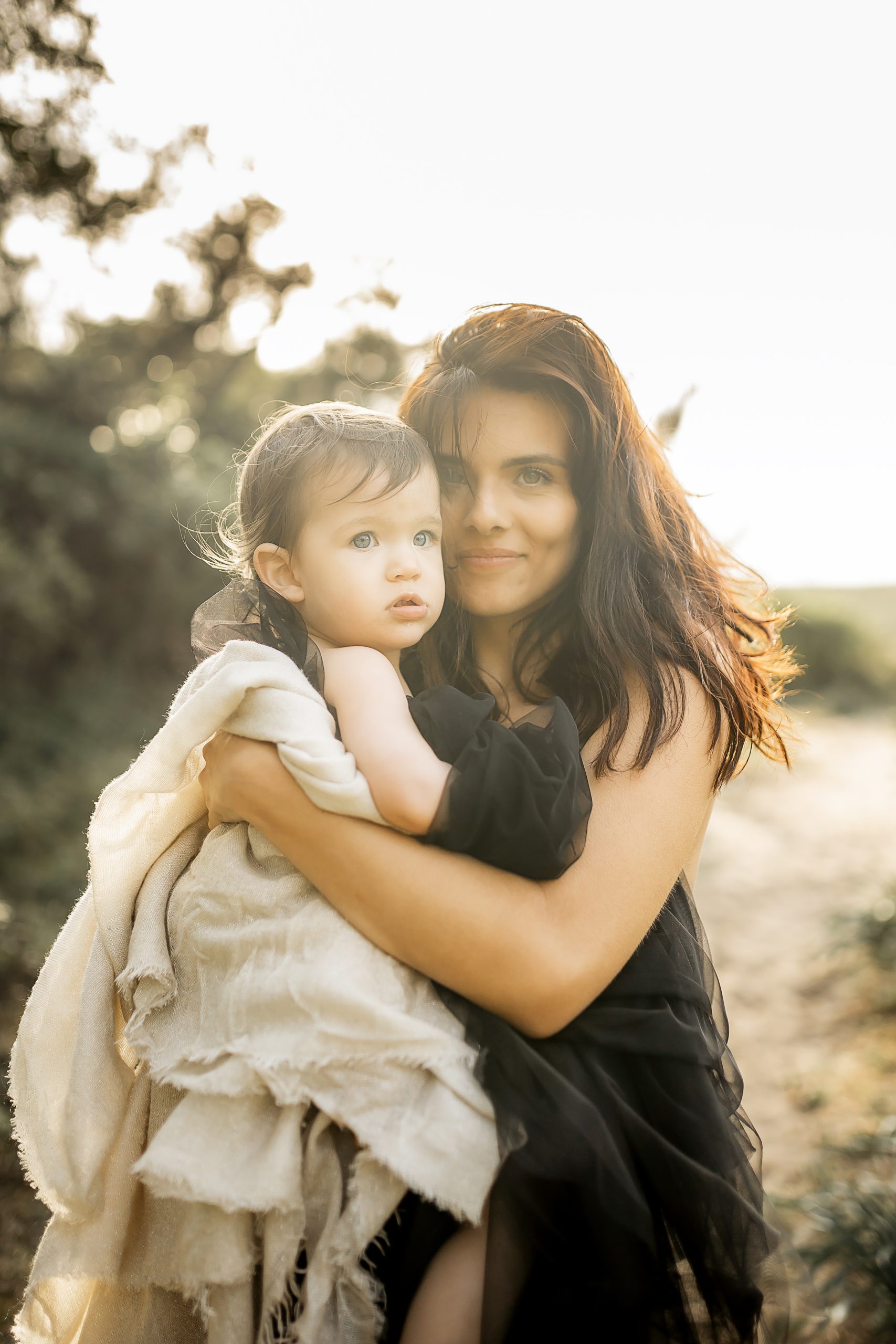 maman bébé dans les bras 